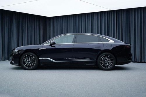 Sedan hạng sang công suất 530 mã lực, tiêu thụ 0,5 lít xăng/100 km, giá hơn 820 triệu đồng