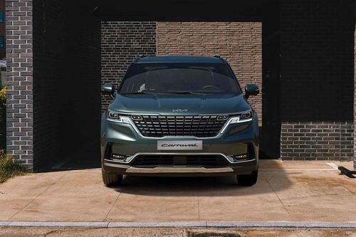 Kia Carnival giảm giá nhẹ tại Việt Nam