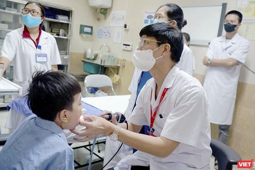 Nhầm là hạch viêm suốt 5 năm, hóa ra bé 8 tuổi bị u khoang họng