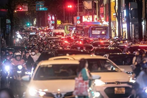 Kẹt xe hàng dài khắp tuyến đường trung tâm TPHCM trong đêm Giao thừa