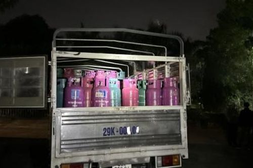 Thái Bình: Tạm giữ phương tiện chở hàng trăm bình gas chưa rõ nguồn gốc
