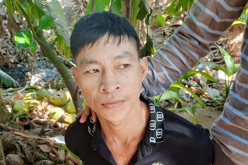 Đang đi giao ma túy đá bị công an bắt giữ