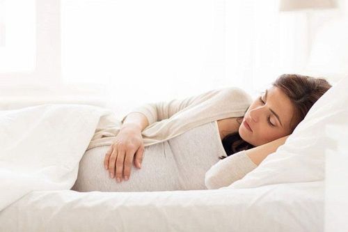 Bác sĩ trả lời: Bà bầu nên nằm ngủ như thế nào tốt cho thai nhi?
