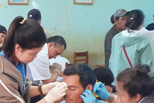 Khám bệnh và tặng quà cho 3.160 người nghèo, học sinh khó khăn huyện Chư Sê và Chư Prông