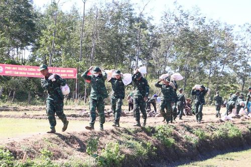 Quân đội 'tiếp sức' xây dựng làng điểm nông thôn mới Thơh Ga B