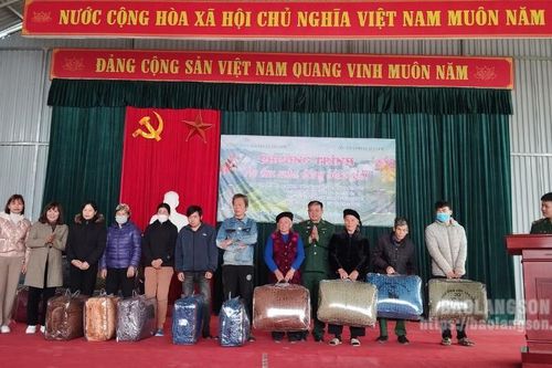 Tặng quà cho 31 gia đình có hoàn cảnh khó khăn xã biên giới Bảo Lâm