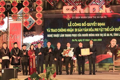 Sa Pa đón quyết định công nhận di sản văn hóa phi vật thể quốc gia đối với Nghệ thuật làm trang phục dân tộc Mông đen