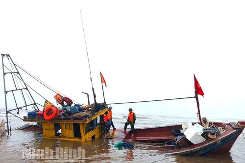 Cứu nạn thuyền viên tàu cá bị tai nạn chìm ngoài cửa biển