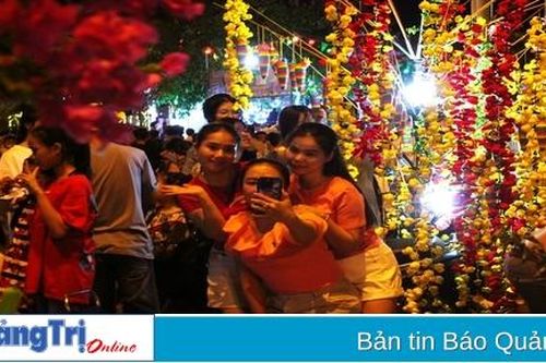 Lung linh sắc màu Phố đi bộ Lao Bảo