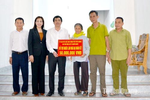 Trao 150 triệu đồng hỗ trợ xây dựng Nhà Đại đoàn kết tại phường Mỹ Lâm