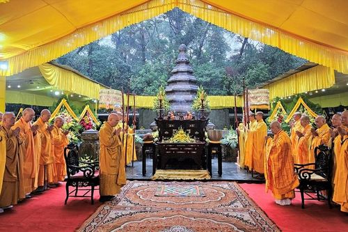 Tăng ni, Phật tử dự lễ tảo tháp Đức Tổ sư Thiệt Diệu Liễu Quán