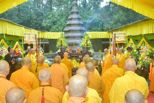 Lễ tảo tháp Tổ sư Thiệt Diệu Liễu Quán tại Huế