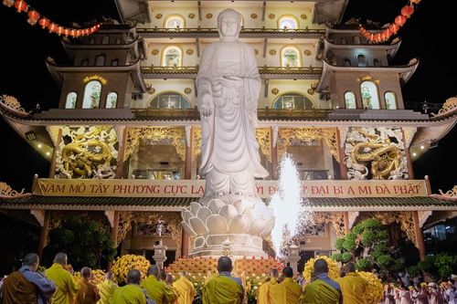 Các tự viện trang nghiêm mừng Khánh đản Đức Phật A Di Đà