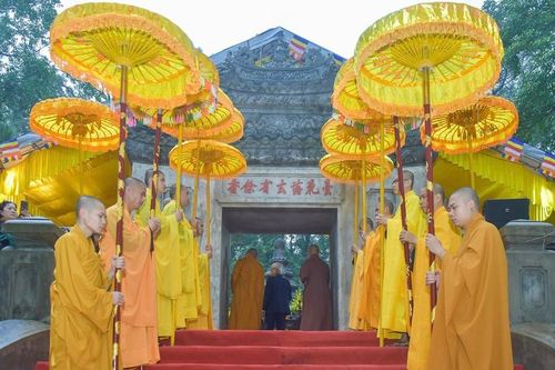 Tăng Ni, Phật tử các nơi trở về núi Thiên Thai tảo tháp Tổ sư Thiệt Diệu Liễu Quán