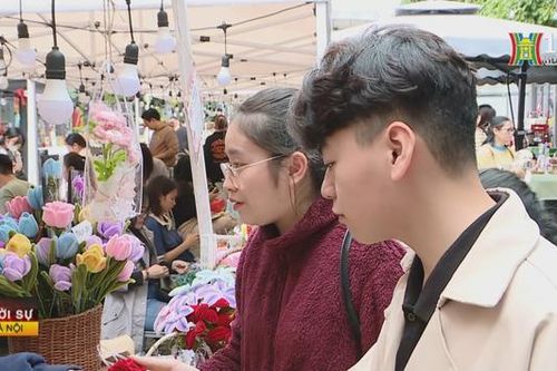 Không khí đón năm mới ở Hà Nội