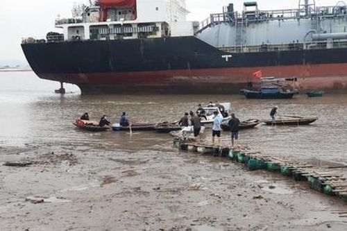 Vợ chồng và con trai tử vong thương tâm trên tàu do ngạt khí
