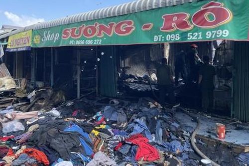 Cháy chợ đồ si, gần 300 ki-ốt bị thiêu rụi, thiệt hại lớn về tài sản