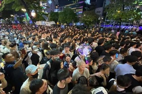 TPHCM: Phố đi bộ Nguyễn Huệ đông nghẹt người đón chào năm mới 2024