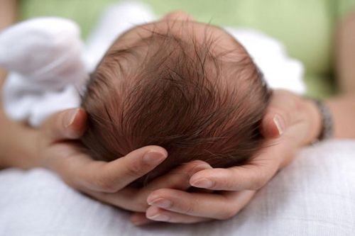 Nhiều tháng thức trắng đêm chăm cháu sơ sinh, bà ngoại nhập viện tâm thần
