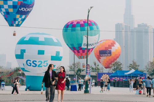 Người dân TP.HCM check-in vườn hoa hướng dương, bay khinh khí cầu ngày cuối năm