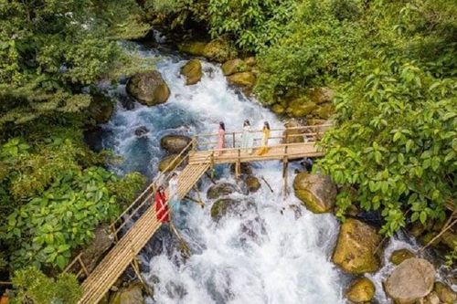 Suối Nước Moọc có gì đặc biệt?