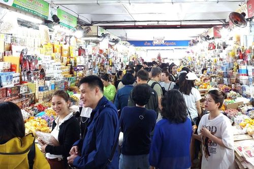 Khách nước ngoài nườm nượp đổ về 'chợ quốc tế' Đà Nẵng ngày cuối năm