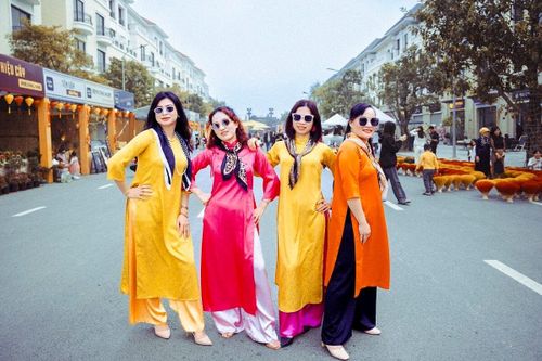 Diện áo dài check in tại Chợ Tết xưa 'phố Đông' Hà Nội