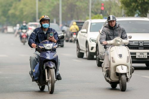 Sử dụng điện thoại khi chạy xe máy bị phạt bao nhiêu tiền?