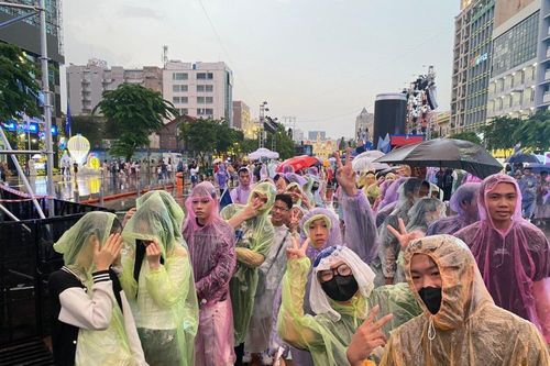 TP.HCM: Mặc mưa lớn, ngàn người vẫn xếp hàng kín phố đi bộ chờ đón năm mới