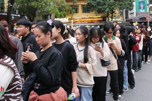 Nhiều người xếp hàng từ sớm tại phố đi bộ, chuẩn bị đón Countdown mừng năm mới 2024