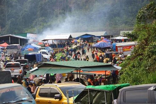Độc đáo phiên chợ miền biên giới ngày cuối năm