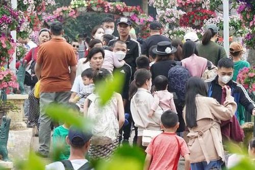 Thời tiết đẹp, cả nghìn người đưa trẻ tới vườn thú Thủ Lệ vui chơi