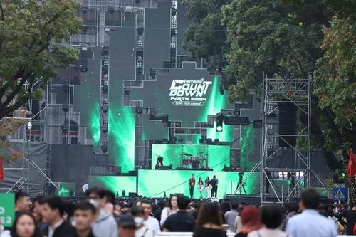 Sân khấu phố đi bộ Hồ Gươm đã sẵn sàng cho chương trình Countdown 2024