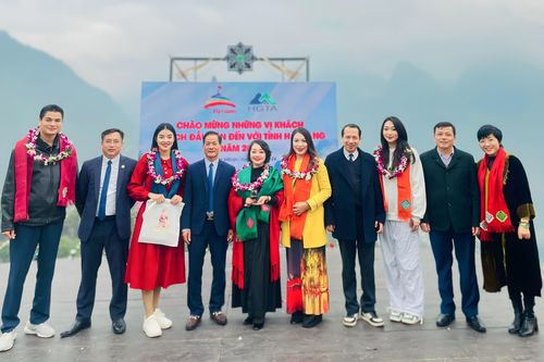 Hà Giang đón đoàn du khách đầu tiên đến cao nguyên đá năm 2024