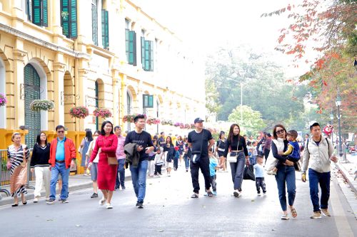 Phố đi bộ hồ Hoàn Kiếm thu hút người dân vui chơi dịp Tết Dương lịch 2024