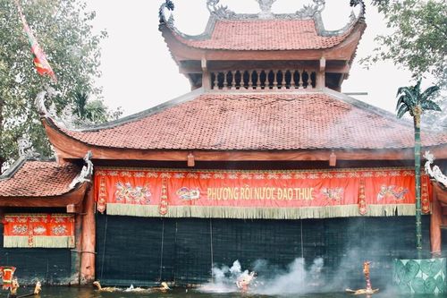 Phía sau sân khấu thủy đình