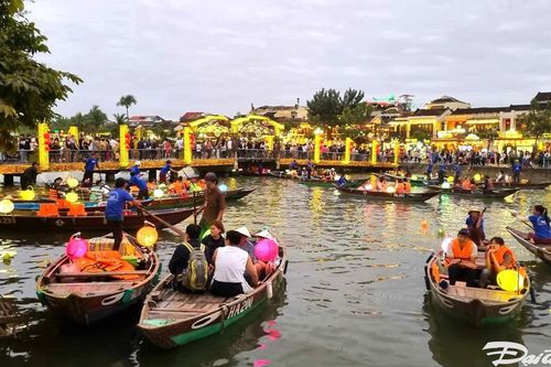 Quảng Nam: Du khách đến phố cổ Hội An chào đón Năm mới 2024
