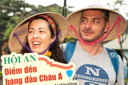 Du khách tấp nập đến với Hội An trong ngày đầu năm mới 2024
