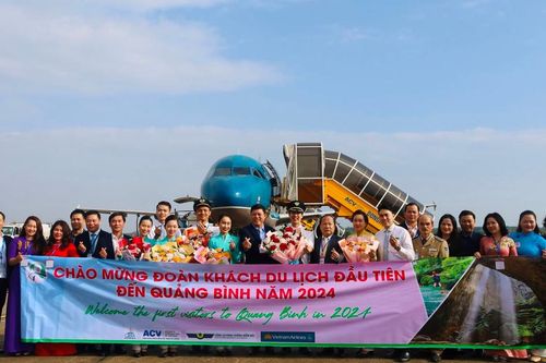 Những vị khách du lịch đầu tiên xông đất 'Vương quốc hang động'