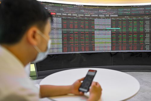 Người nội bộ nhộn nhịp giao dịch cổ phiếu ngân hàng