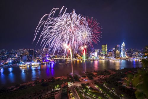 Pháo hoa rực rỡ trên sông Sài Gòn chào đón 2024