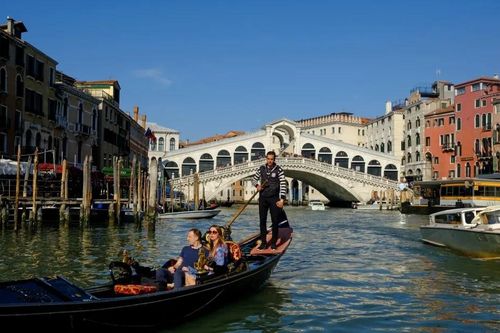 Venice cấm nhóm du khách đi lên cầu