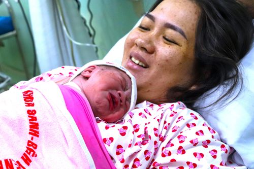 Khoảnh khắc công dân đầu tiên của năm 2024 chào đời