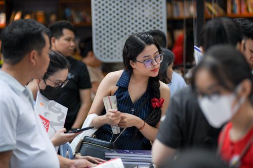 Đường sách TP.HCM đông nghịt ngày đầu năm