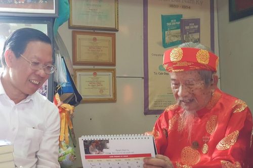 Chủ tịch TP.HCM thăm, chúc mừng năm mới nhà nghiên cứu Nguyễn Đình Tư