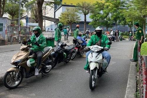 Xe dù giả dạng xe công nghệ 'chặt chém' khách ở sân bay Tân Sơn Nhất