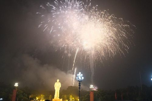 Nghệ An: Ấn tượng màn pháo hoa chào năm mới 2024