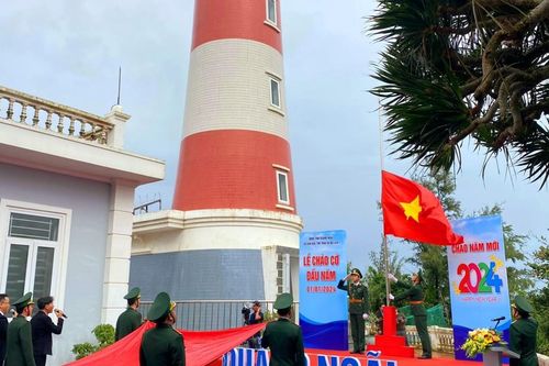 Thiêng liêng lễ chào cờ đầu năm ở mũi Ba Làng An