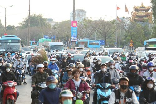Người dân ùn ùn trở lại Thủ đô sau kỳ nghỉ Tết Dương lịch