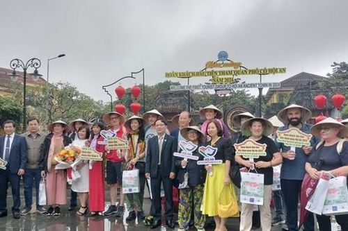 Các địa phương miền Trung đón du khách 'xông đất'